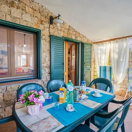 House 6 Beds Surrounded By Greenery Between Badesi And Isola Rossa 公寓