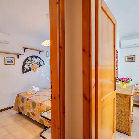 House 6 Beds Surrounded By Greenery Between Badesi And Isola Rossa 公寓